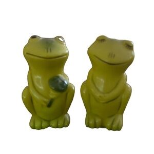 Vintage Green Plastic Frogs in Love Salt and Pepper Shakers